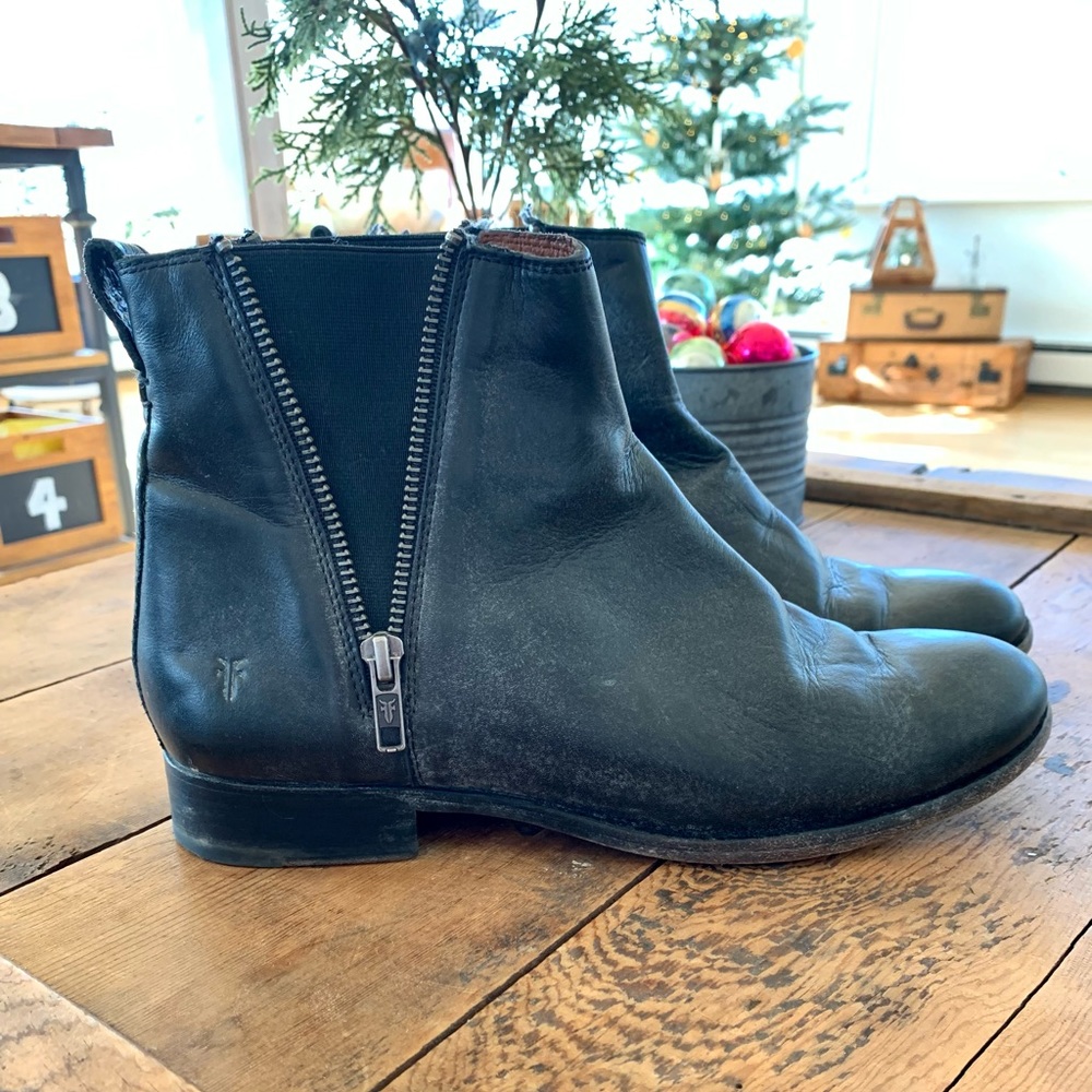 FRYE CARLY ZIP CHELSEA bootie. Size 9 Gently used condition.